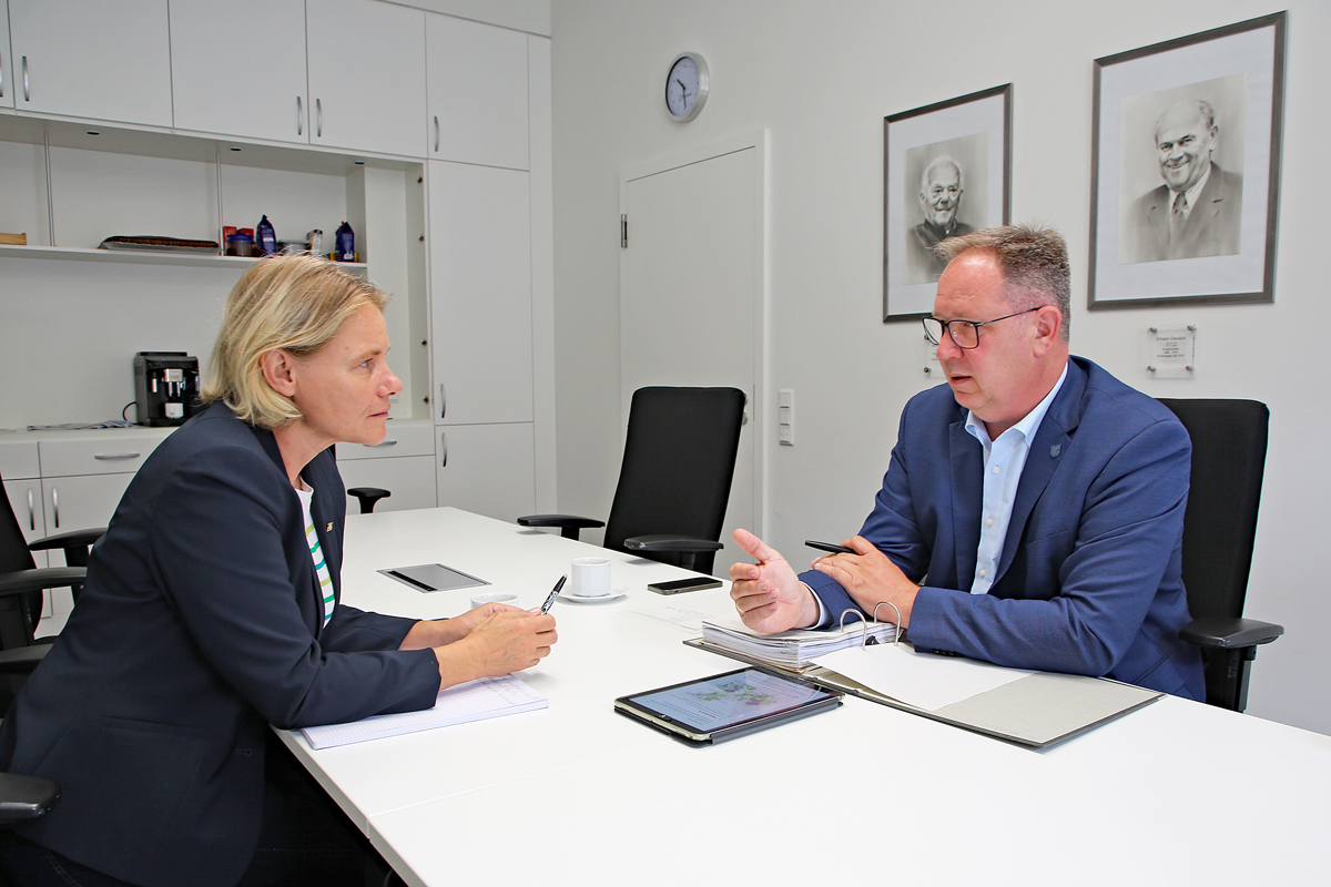 Christiane Staab MdL im Gespräch mit Dielheims Bürgermeister Thomas Glasbrenner.