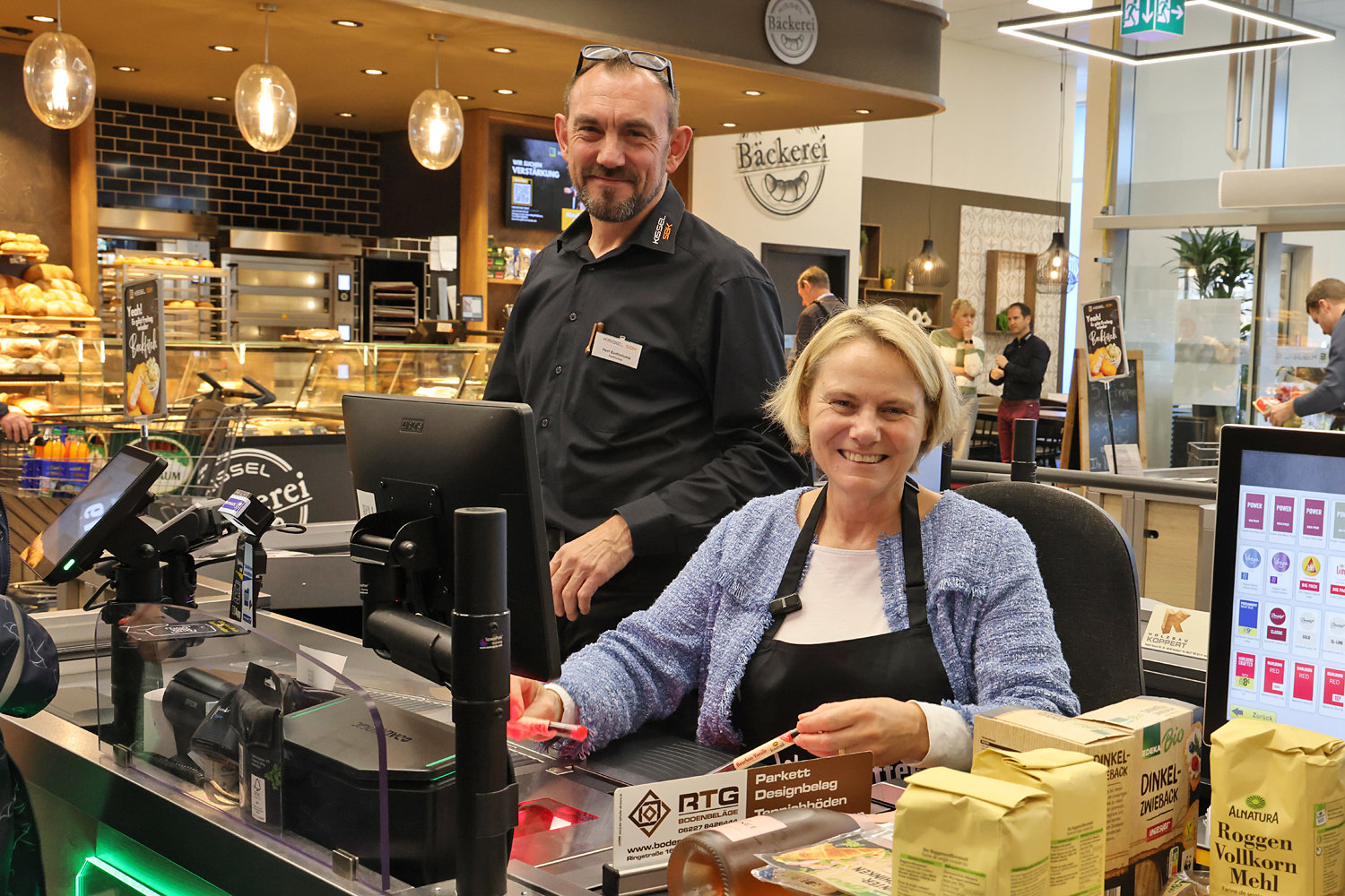 Landtagsabgeordnete Christiane Staab (hier mit Marktleiter Christian Bartholom)  kassierte bei EDEKA Kissel SBK fr den guten Zweck / Spende von 1.500 Euro fr zwei Hospizvereine (Foto: Busse)